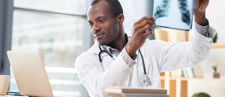 Médecin analysant une radiographie pulmonaire