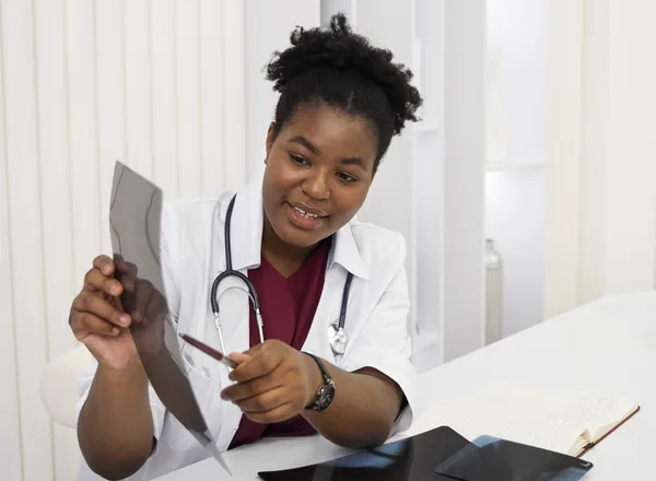 Médecin examinant une radiographie lors d'une visite d'aptitude
